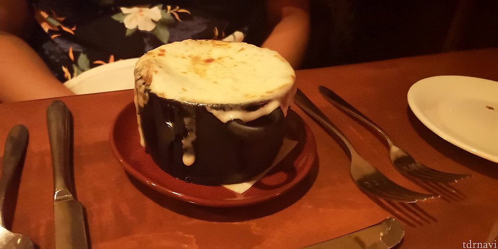 このチーズの下に、塩辛すぎるオニオンスープが。コンソメの風味がわからないくらいの塩分でした。