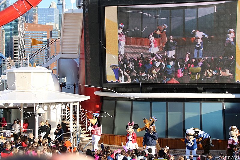 出港時のイベント。デッキも小ぶり。