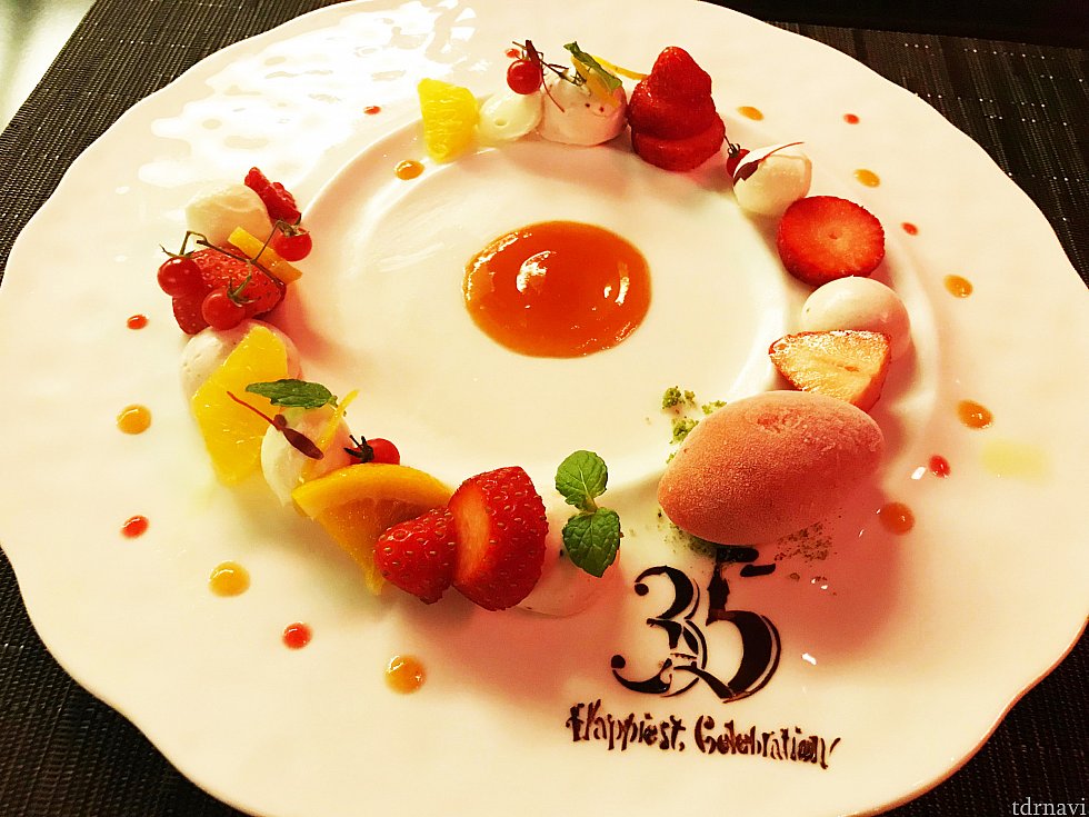 コース「Tokyo Disney Resort 35th “Happiest Celebration!”
スタイリッシュカンナ」
モッツァレッラとトマトのコンフィチュール
スパイスの香るストロベリーソルベ