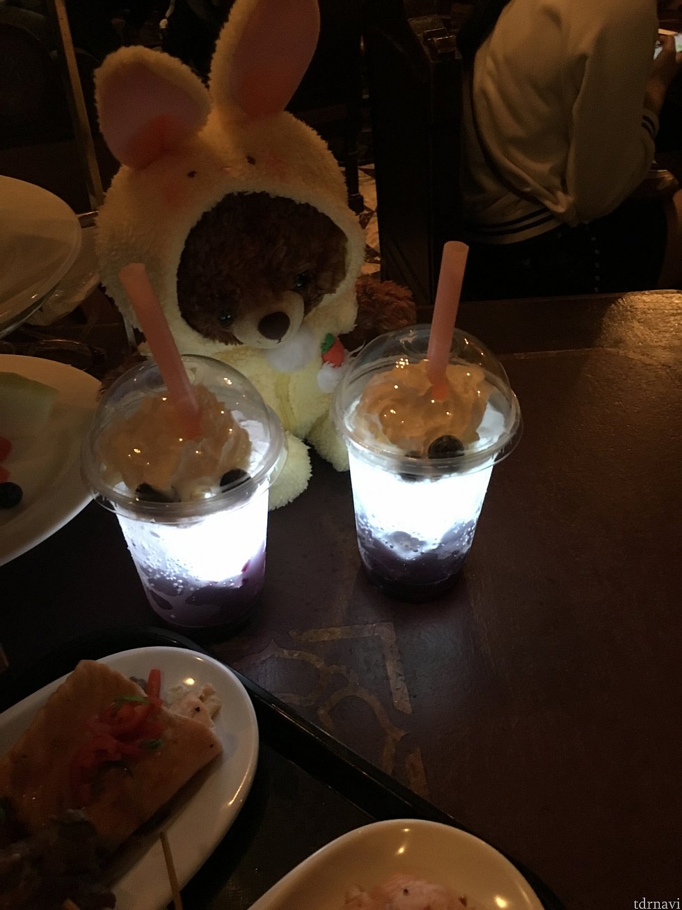 室内は暗いのでドリンクがやけに不気味です。