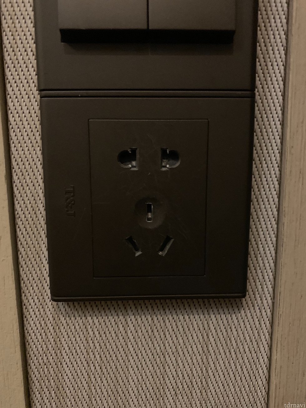 一番助かるのがこれかも。
A型(日本タイプ)のコンセントがそのまま使えること!!
ただし電圧は220Vですのでご注意を!