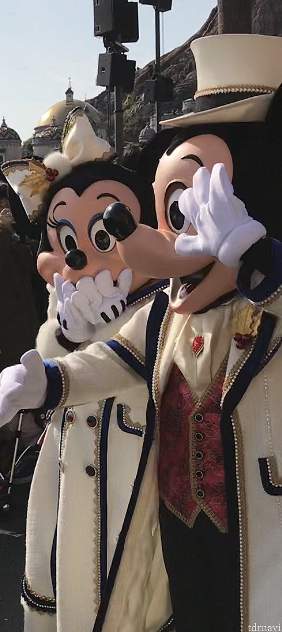 でもこの距離でキャラクターやダンサーさん達が通ります。