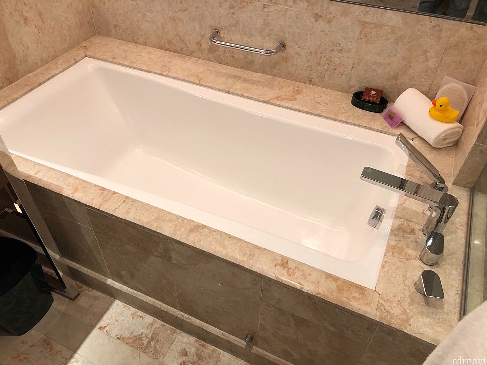 長すぎるバスタブ。膝を折らずに入れました!
