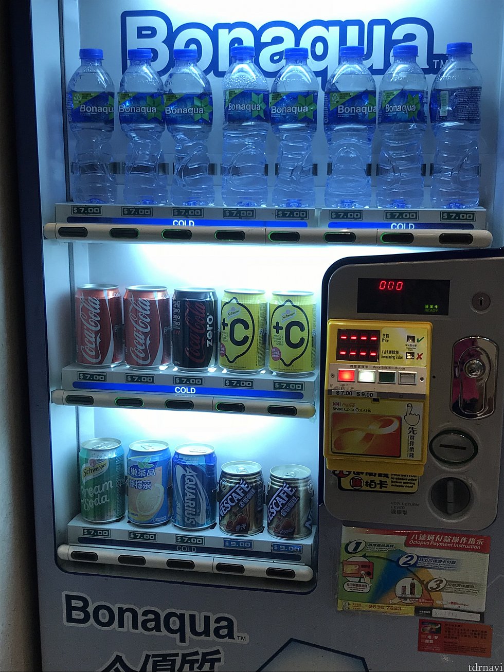 ホテルフロントの自販機です。水などが売られています。