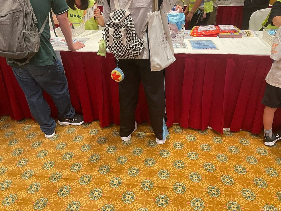 3kmとそれ以外の種目で列が分かれていますが、幸い1つのカウンターで3kmも10kmも受け取れました