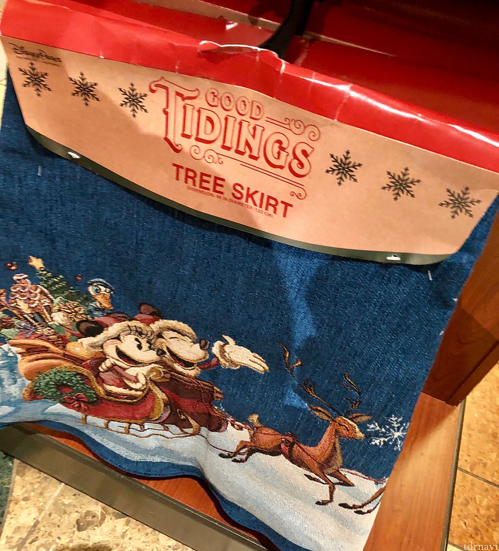 こちらはツリースカートと言って、クリスマスツリーの下に敷く丸い敷物です。古いトラディショナル風なデザイン。