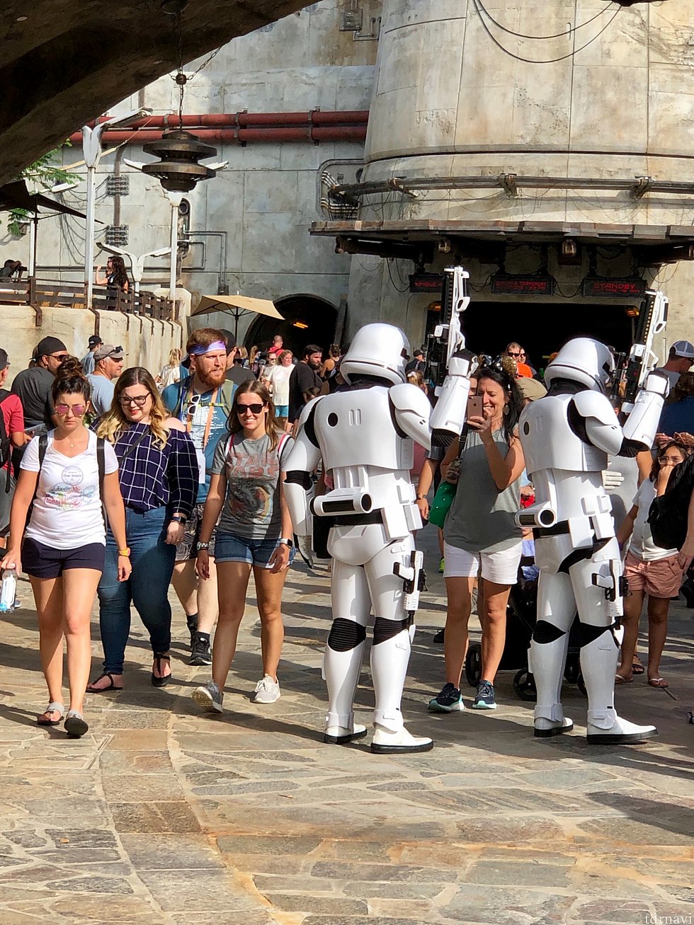 Stormtrooper 達もこのエリアでよく見かけました。ゲストとの絡みが多く、結構自由な会話をしていました。