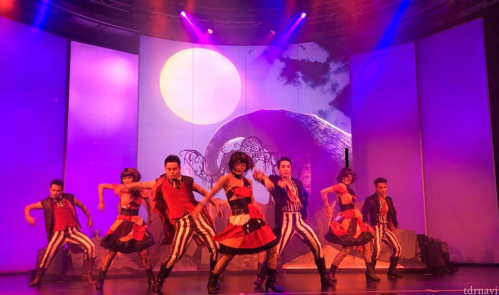 男女各4名、合計8名のダンサーさんが踊ります。