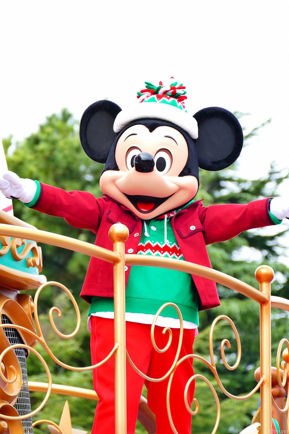 ミッキーの登場!!!ひぃ〜〜!!!新コスチュームはクリスマスカラーでとっても素敵です!