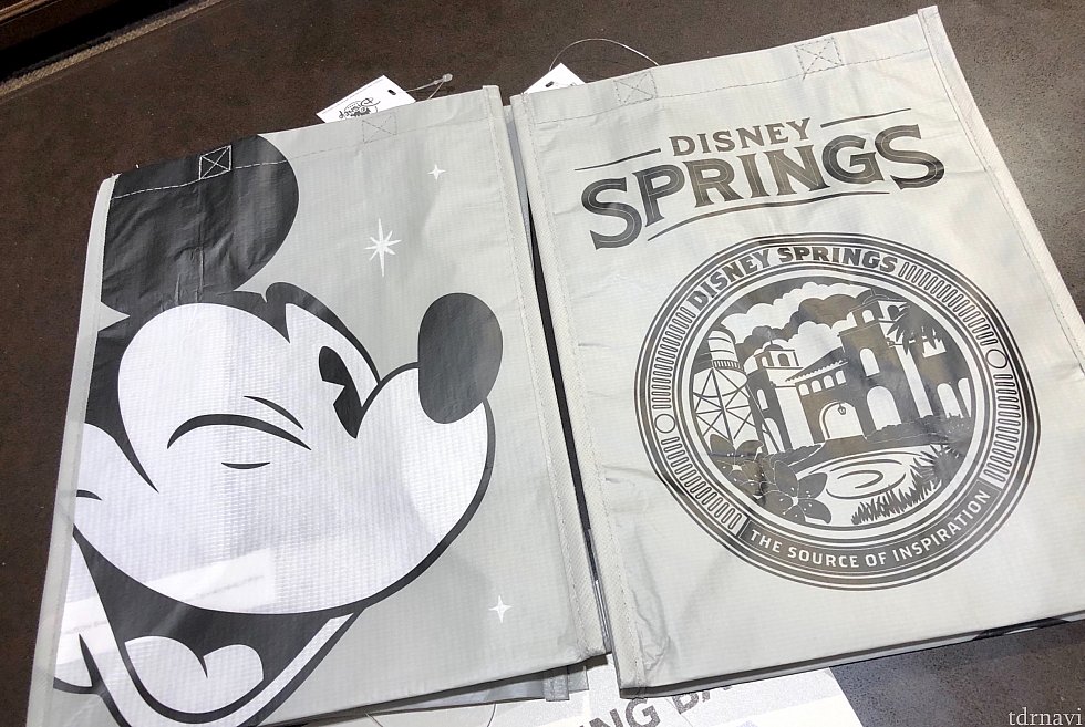 ディズニースプリングス内で購入可能なリサイクルバッグはモノクロームカラーでオシャレ。この場所では一人当たり10個まで購入可能と言われました。前回は5個までと…全くアメリカって所はいい加減な。