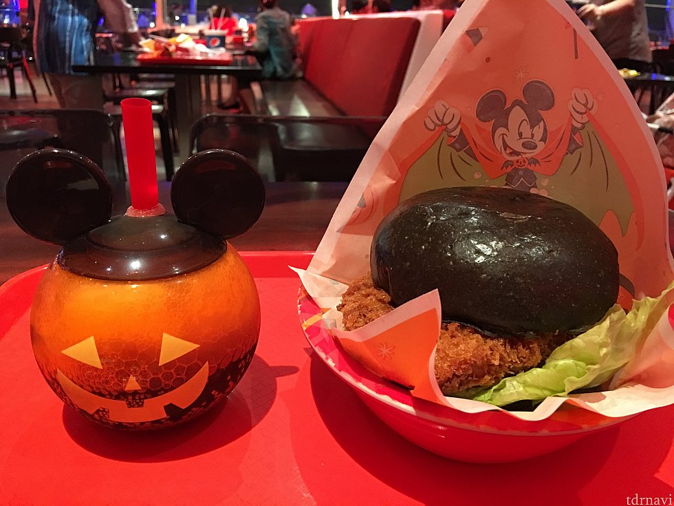 じゃ〜ん!ハロウィン限定バーガーとハロウィンスペシャルドリンクです🎃🍔🥤黒いバンズがハロウィンぽいです🍔