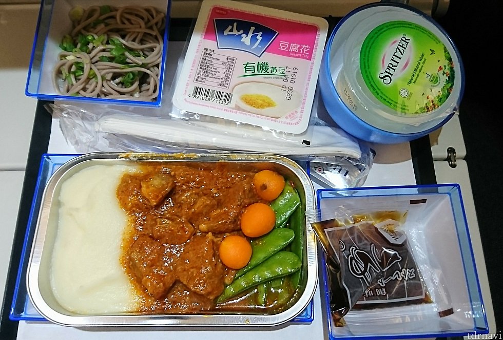 ポークの煮込みにマッシュポテト。これ、好きな味でした😋豆腐花は香港でポピュラーなメーカーの物。私は好きだけど、きっとお口に合わない人もいますね。