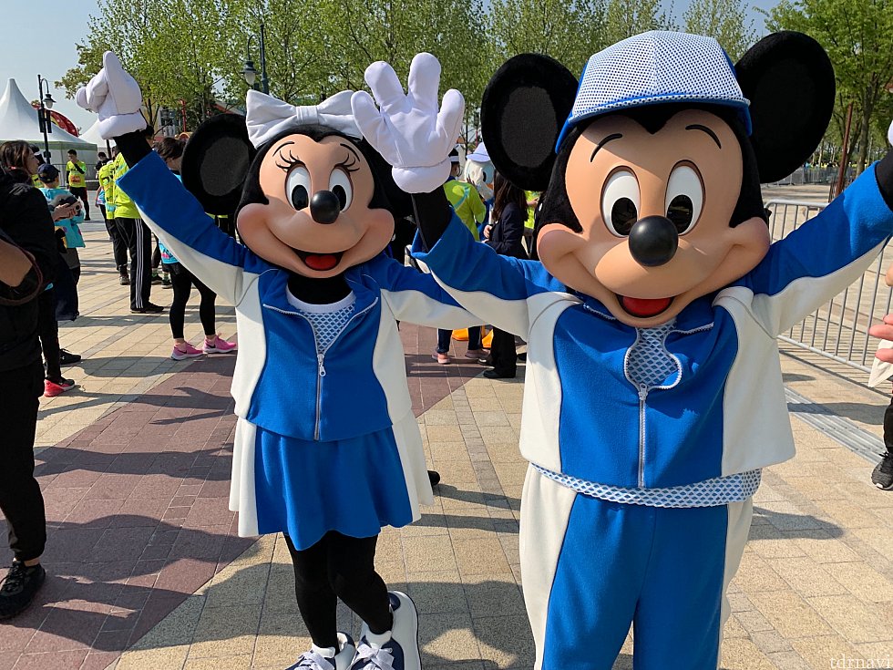 ゴール地点にはミキミニがお出迎え!
柵がないので握手くらいはできます!
