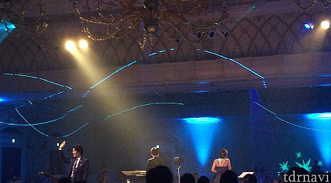 素敵な歌の演出。ディズニーシーメドレーや有名なディズニーソングをシンセサイザーと生歌で披露してくれました。