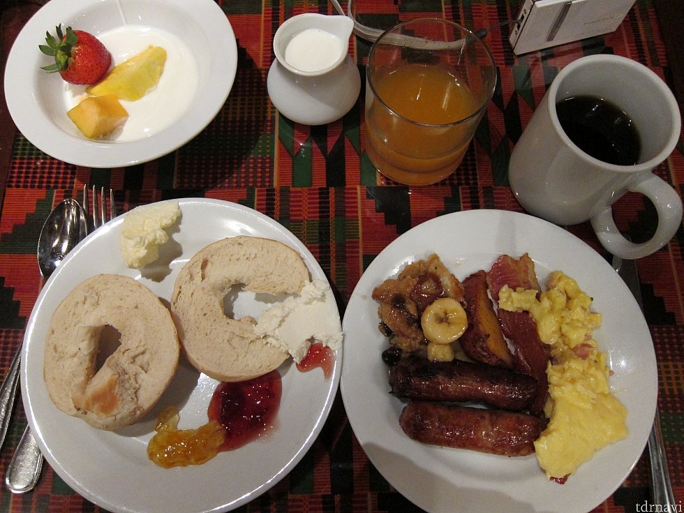 ベーグルと肉と卵。アフリカンぽいアメリカン料理。
