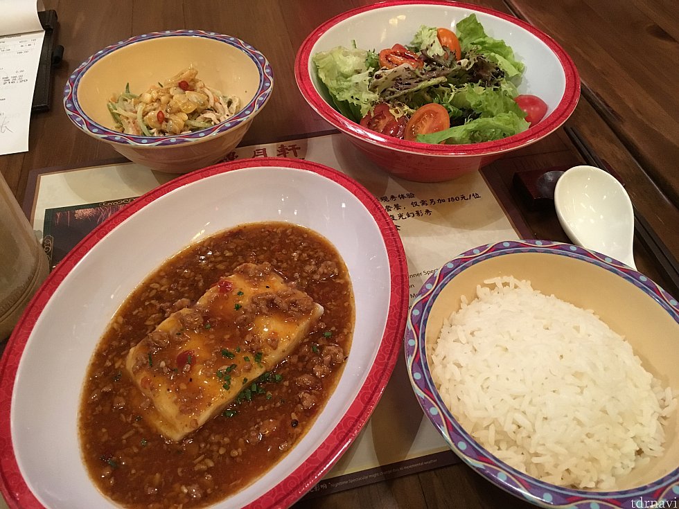 ご飯とメインの白身魚のあんかけ。あんかけは普通に美味しいです