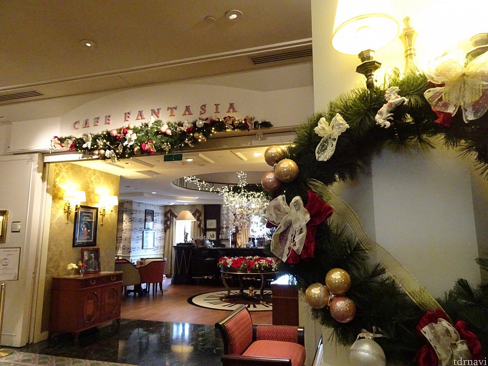 ラウンジ入り口、ホリデーシーズンなので素敵なクリスマスの装い