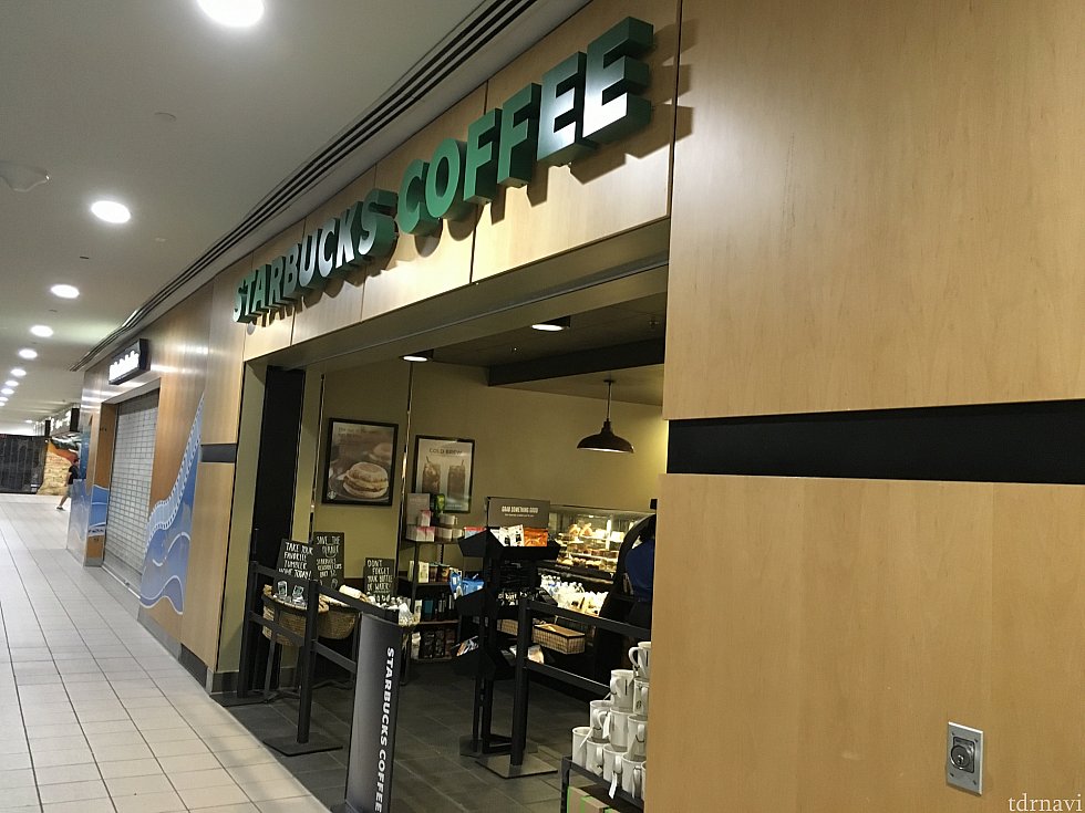 スターバックスも開いていました。ここで私はコーヒーを購入