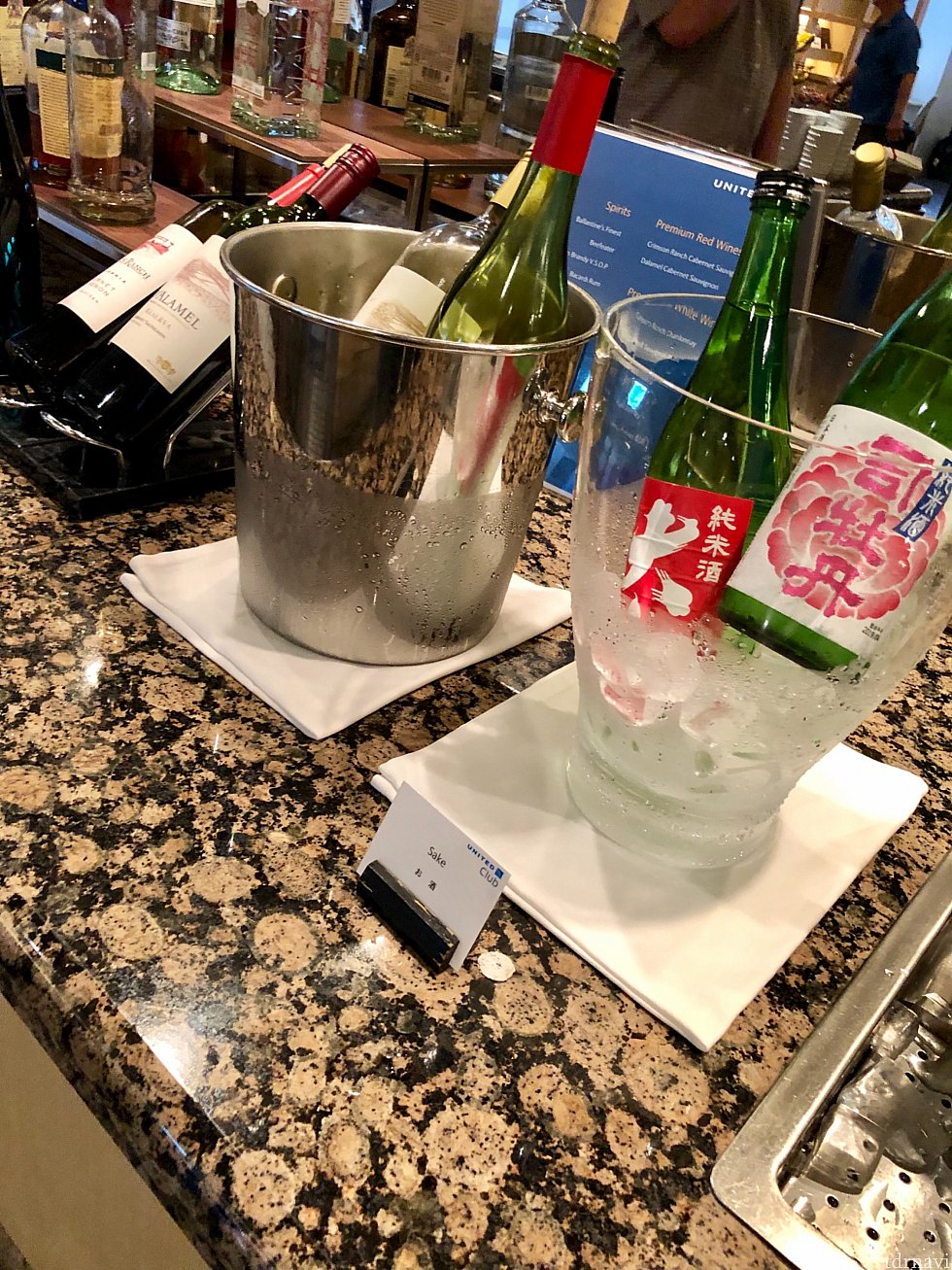 かなり大きなラウンジでしたが、結構な大人数がいらっしゃいました。軽食とアルコール類を楽しめます。僕は時間がなかったので、写真を撮っだだけで、その後搭乗口へ向かいました。