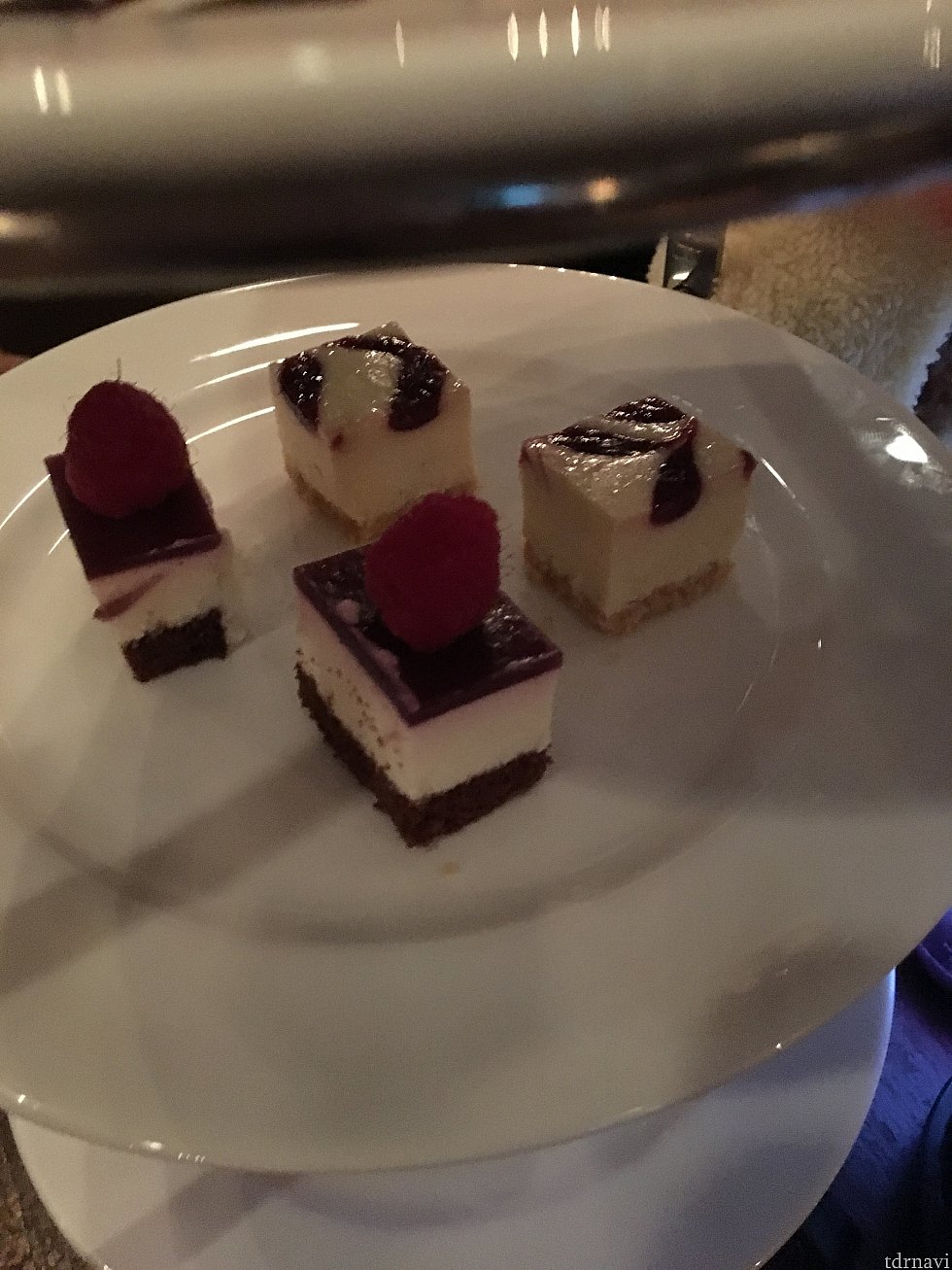チーズケーキもベリー系なのでそこまでくどくないです。なにせ一口サイズ