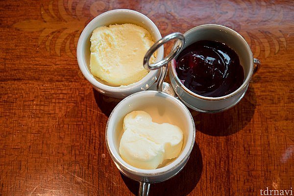 ミッキーシェイプのバターと、クロテッドクリームといちごジャムです。アフタヌーンティでは定番のスコーンのお供なんだそうですね。