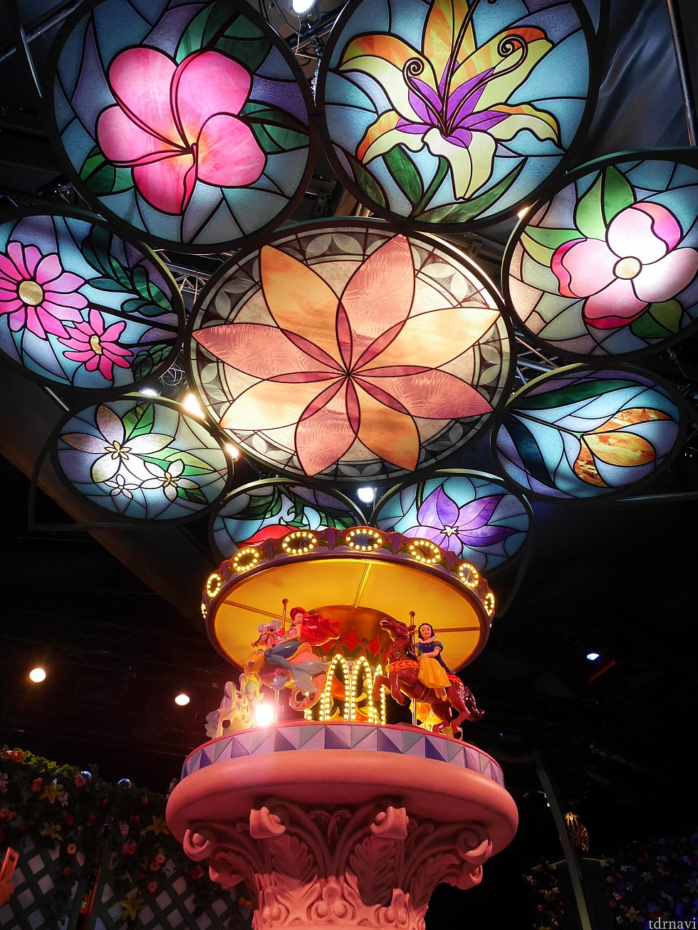 建物内中央にはプリンセスがメリーゴーランドに乗ったようなオブジェが!