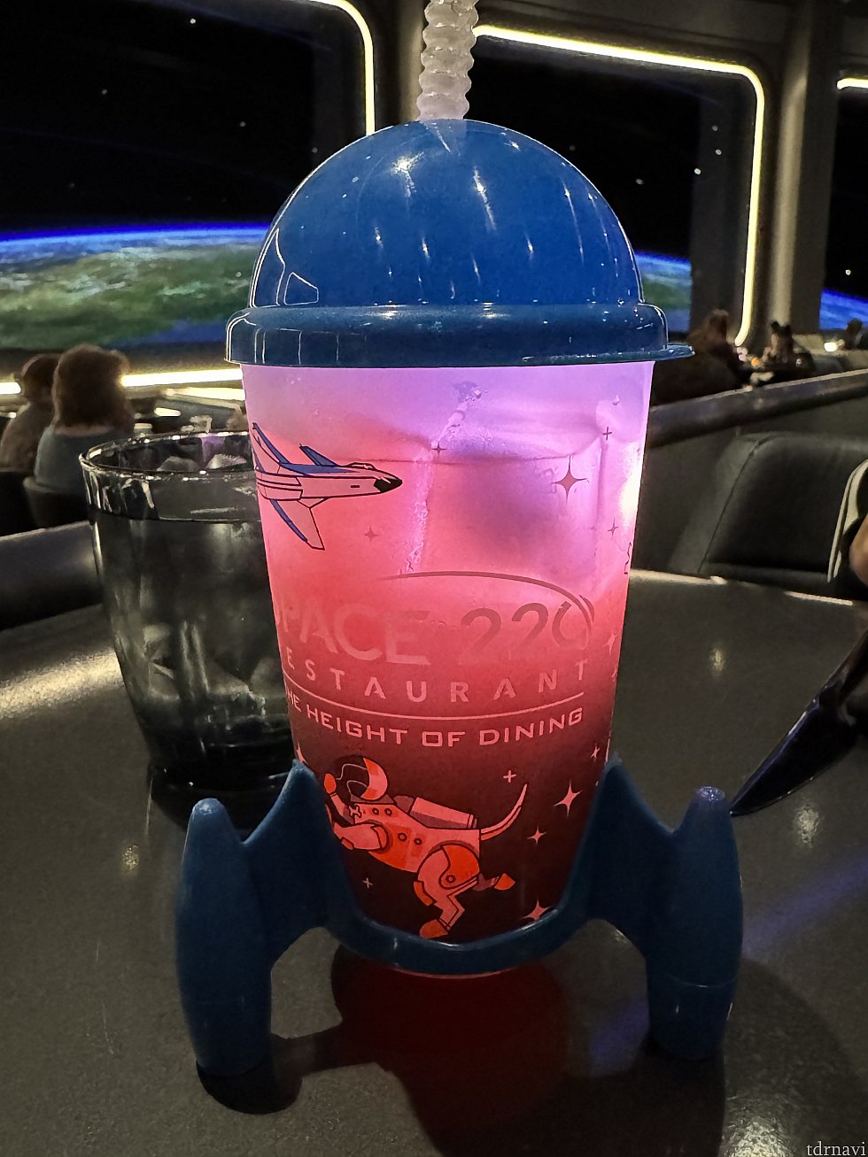 スーベニアマグは光るキューブ付きで$16でした