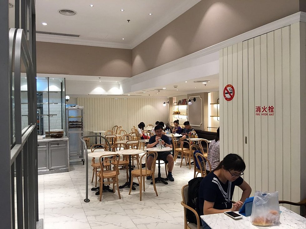店内には飲食スペースもあります。外にも少しですがテラス席がありました。