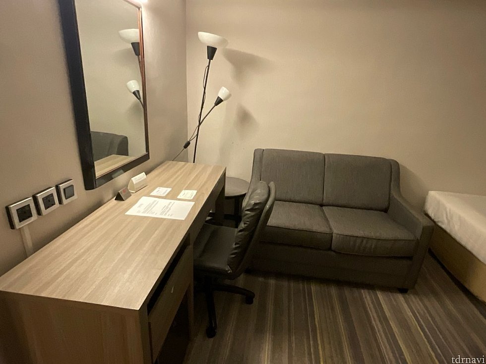 ソファまであるよ…机は申し分ない広さ