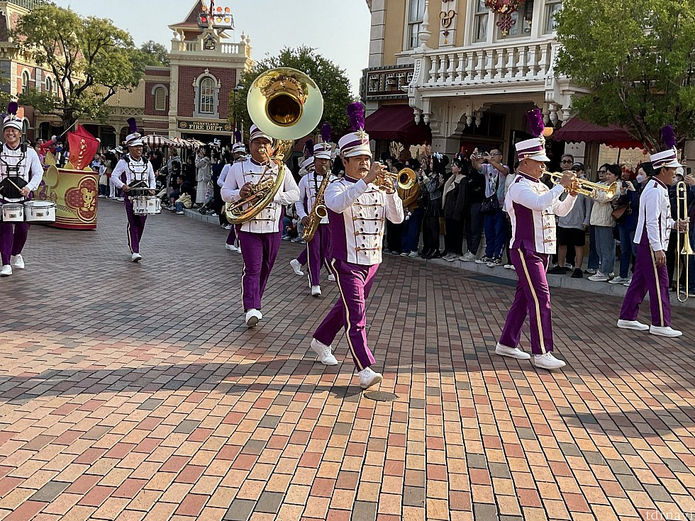 香港ディズニーランドバンドのみなさんも演奏していない時は手を振ってくれます