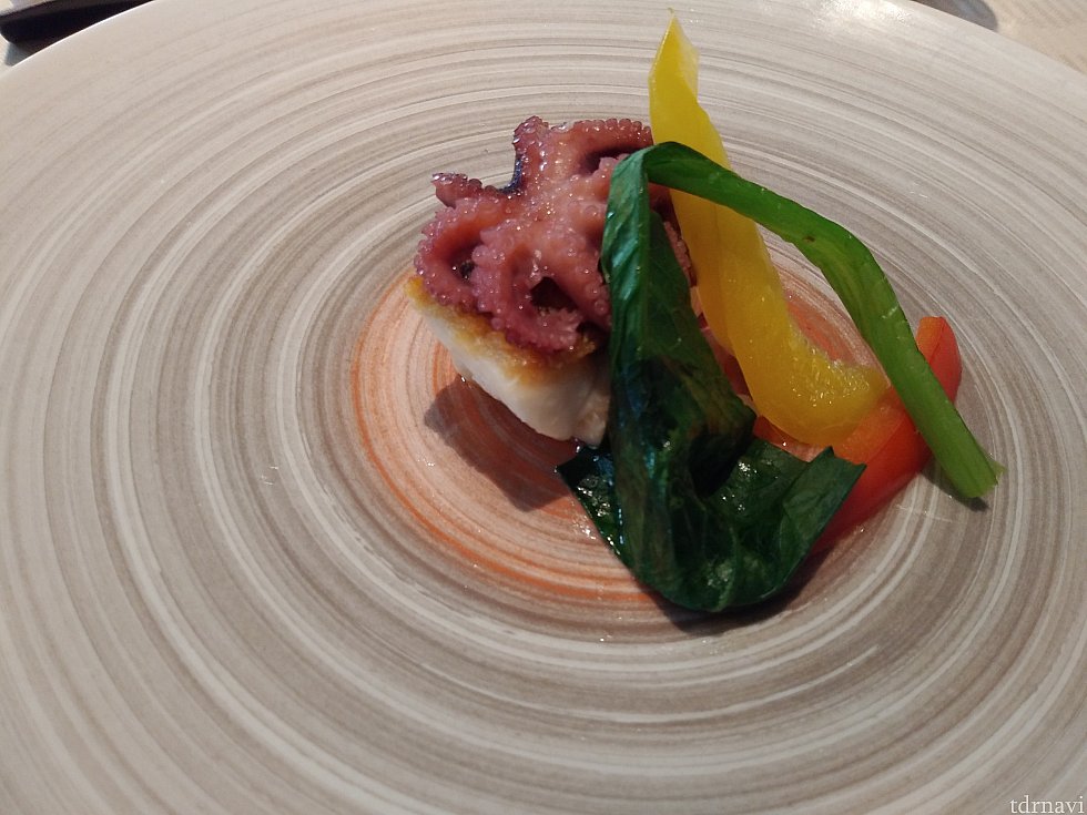 メイン:白身魚のポワレ 蛸とセロリのコンフィ 温野菜を添えて
お肉も選べます!
あっさりしているので、バルサミコソースとレモン塩両方付けるとおいしかったです😋