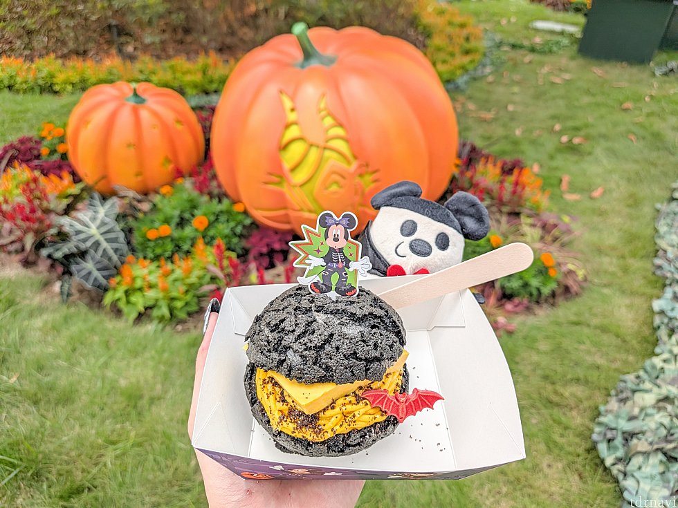 ☑Midnight Black Pumpkin Pudding Puff<br>
💰️HK$55<br>
📍Main Street Bakery <br>
ベーカリーには今回も限定フードがたくさん!!!