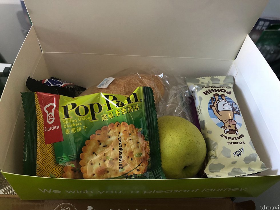 行きの機内食。お菓子、パン、フルーツ。