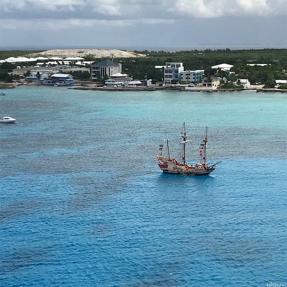 ファンタジー号から見えた海賊船。ファンタジー号が大きぎてしょぼく見えてしまいますがそんなことないです…