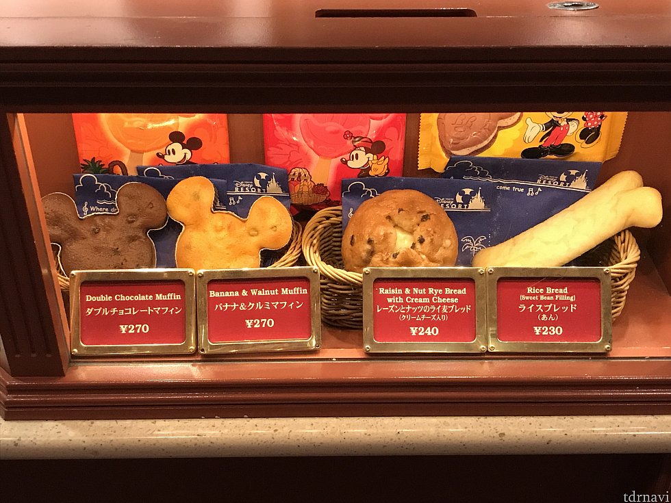 店内で売られているパンやマフィン、アイスなどです。種類は少ないです。以前はマイクメロンパンも販売していましたが、今回は販売していなかったです。
