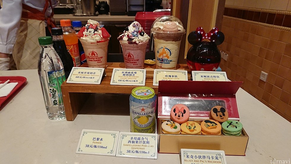 レジ横の見本。ディズニーマカロン可愛い。
