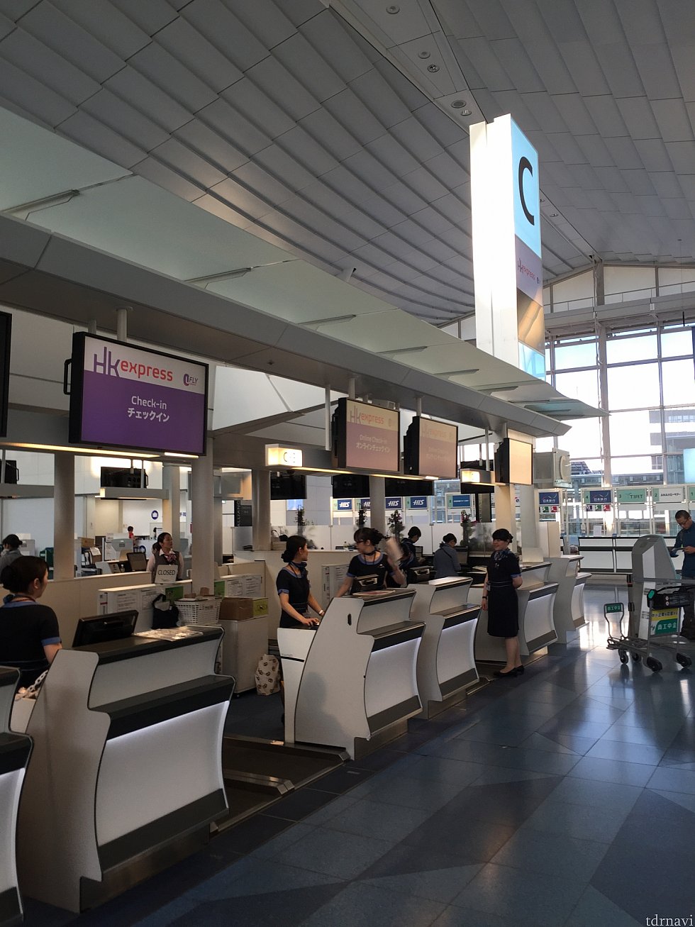 朝5:30分の羽田空港チェックインカウンター。空いています。