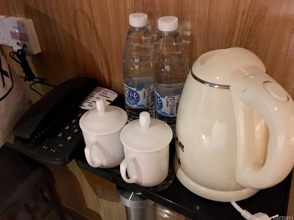 飲料水は2本備え付け。