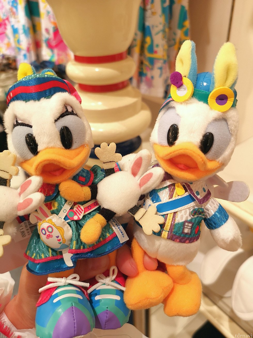 ドナルドとデイジーのぬいぐるみバッジ、各1,800円。本当にかわいい!!!