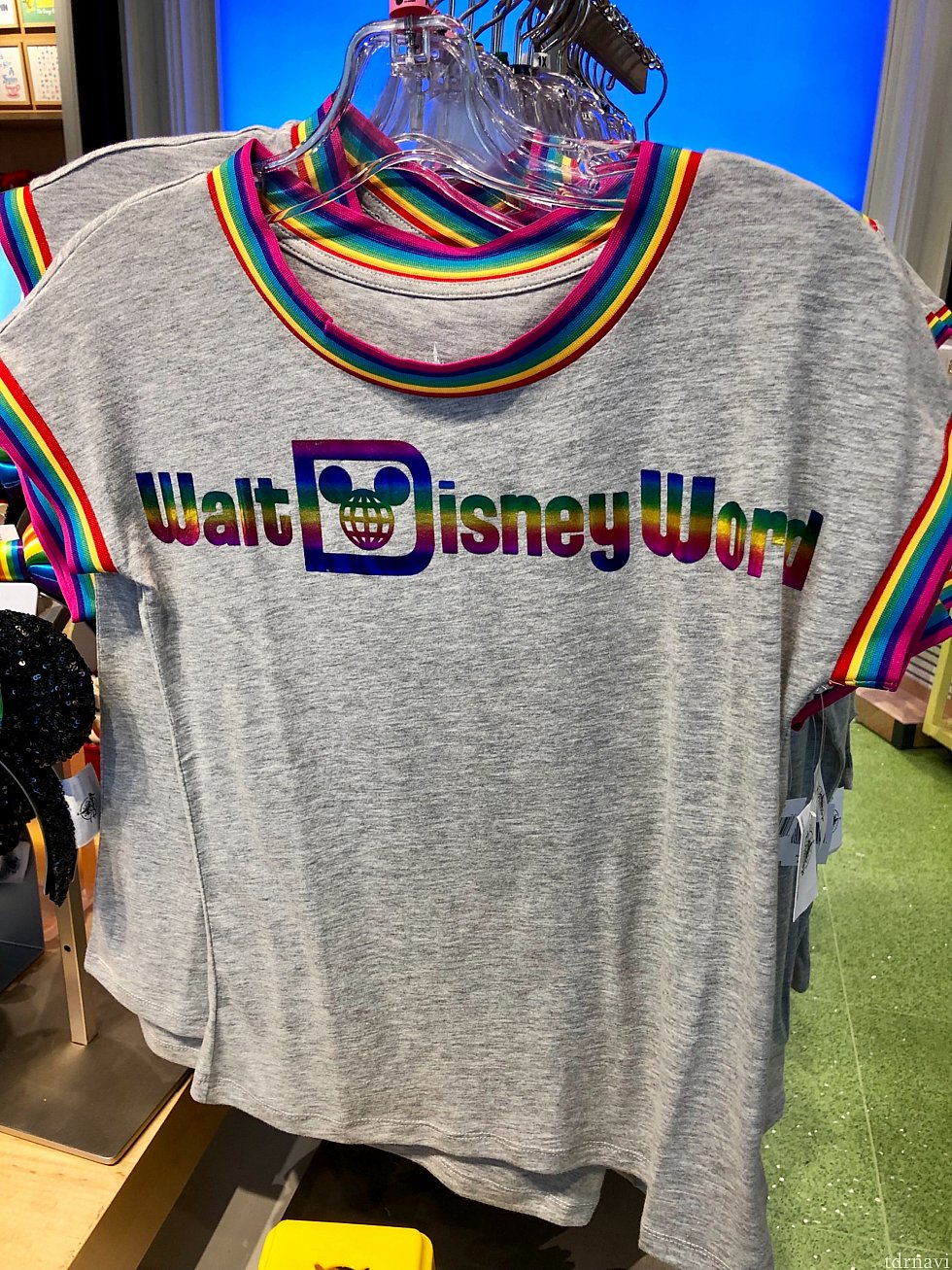レトロなWDWロゴがレインボー。袖口などもレインボーですね。$34.99