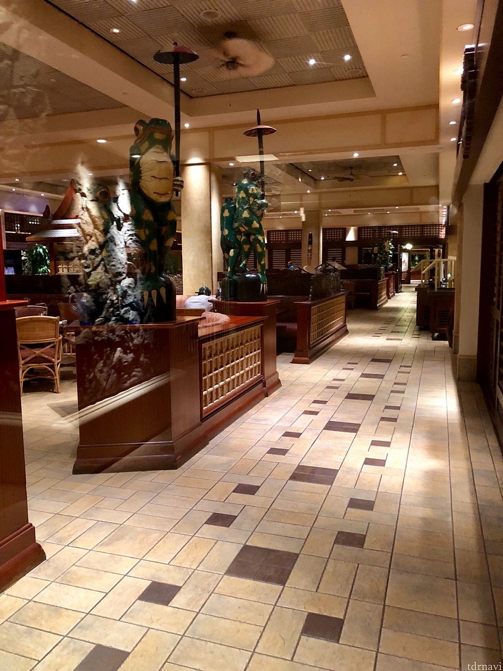 とにかく広い店内。お腹が満腹になったので、ホテル内を散歩する事に。