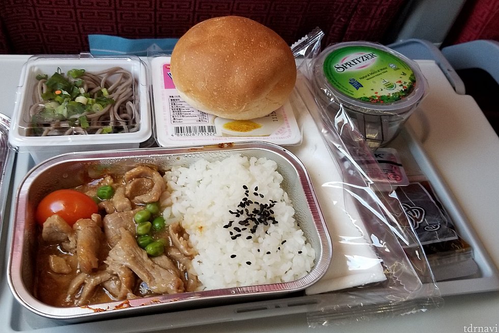行きの機内食。食感は良いんですがポークのタレが不思議なお味でした🤔パンの下にあるのは豆腐花。