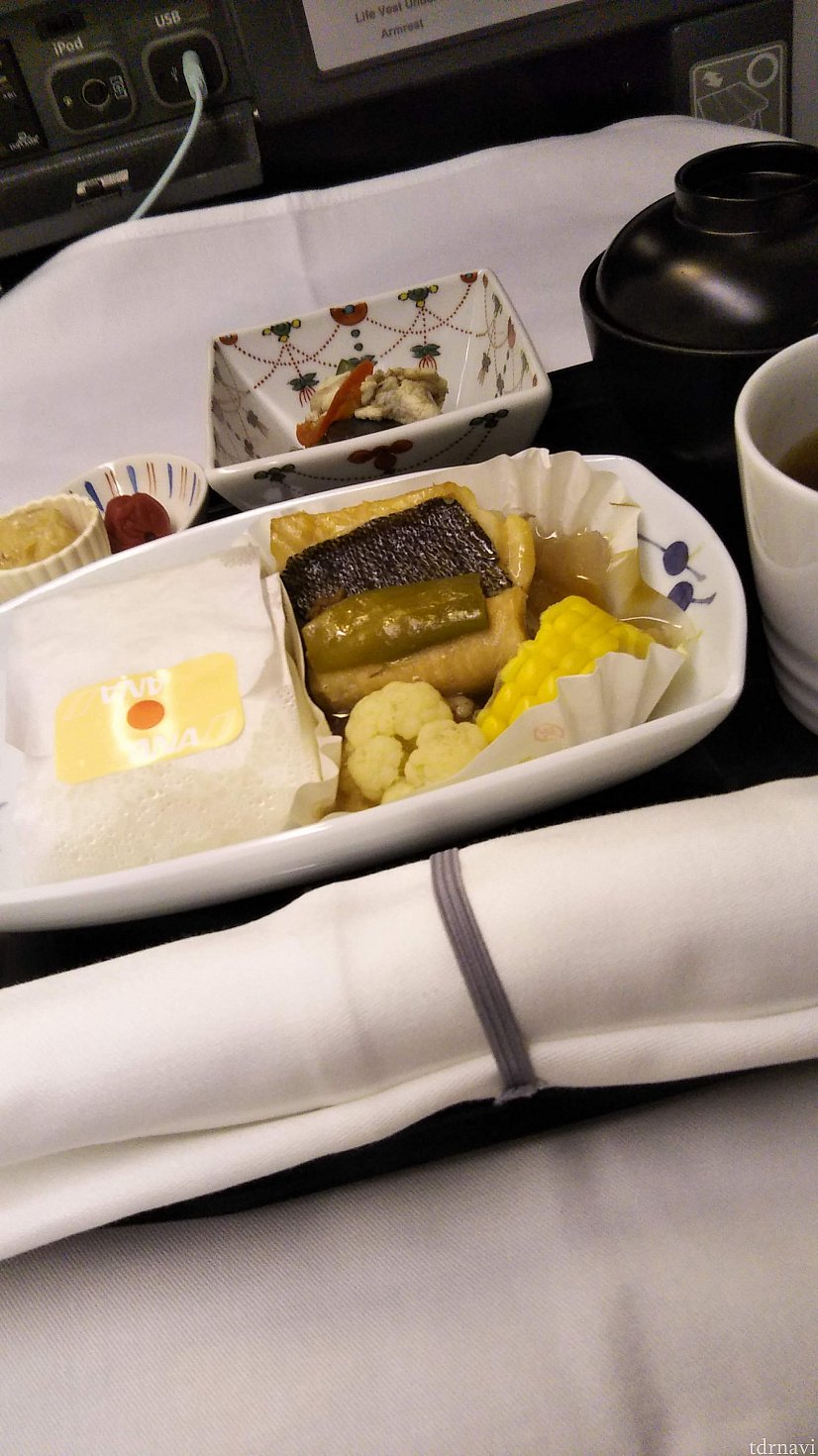 また少し寝て、朝ごはん。
寝ることと食べることしかしていない・・?
朝ごはんは和食の俵ご飯を頼みます。
WDWに行ったらおいしいお米があまり食べれなくなるからなあ・・。