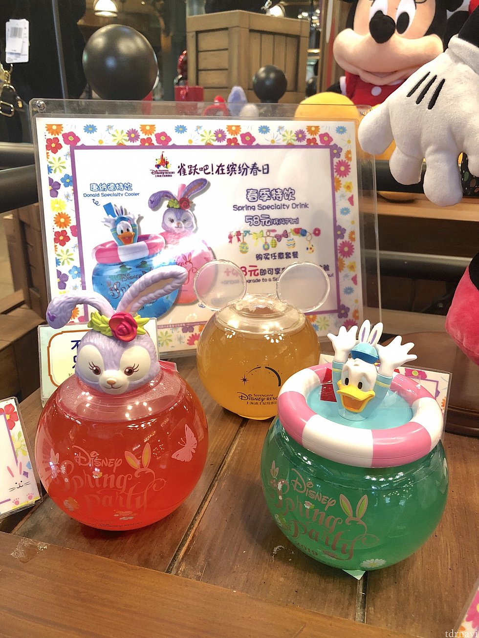 スーベニアドリンク2種。各レストランやスナックワゴンにありました