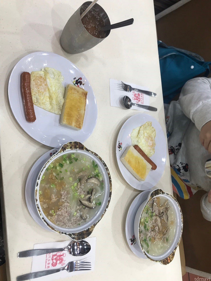 朝ごはんはすぐ側にあった澳門茶餐廳で。具のたくあん?メンマ?みたいなのが塩味が効いてて美味しかったです。
