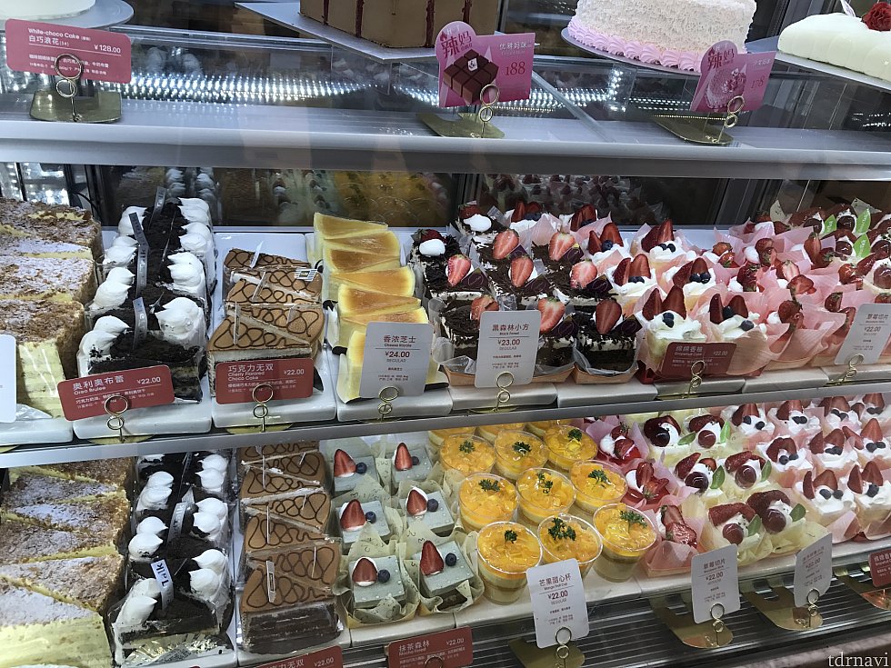 ショーケースにはケーキも