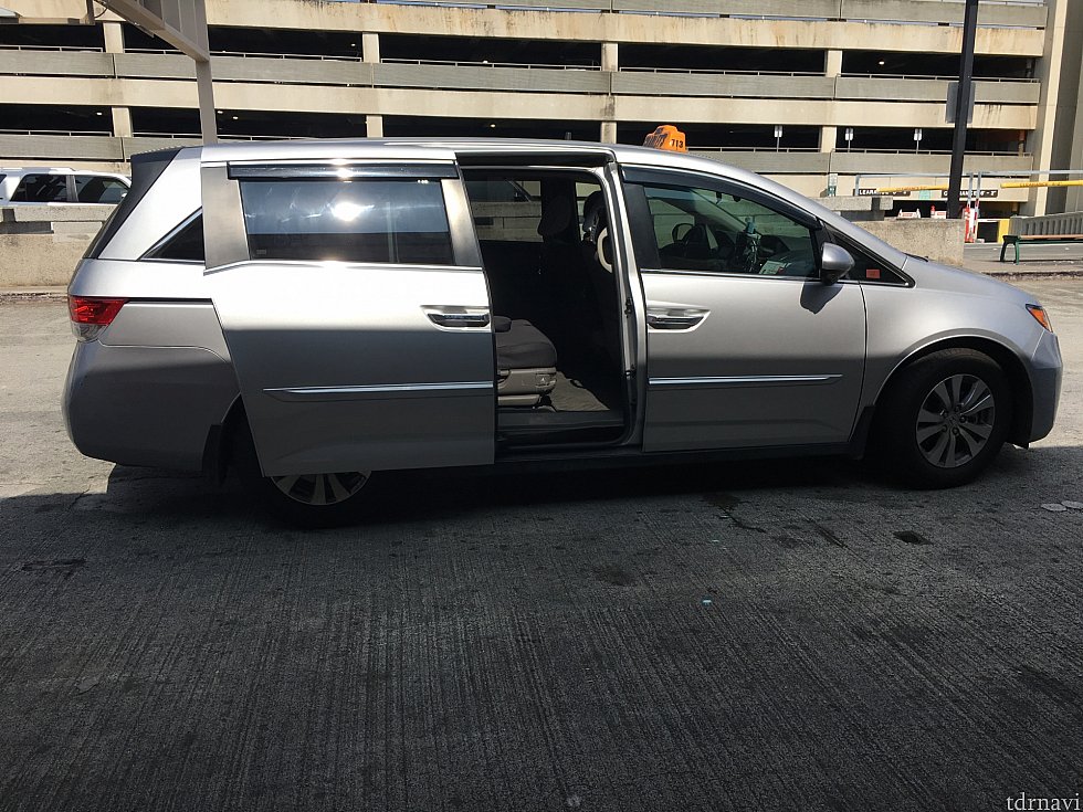 車体の色はグレーに限らず、白、紺など様々です。どれも、ゆったりとしていて快適な乗り心地です。
