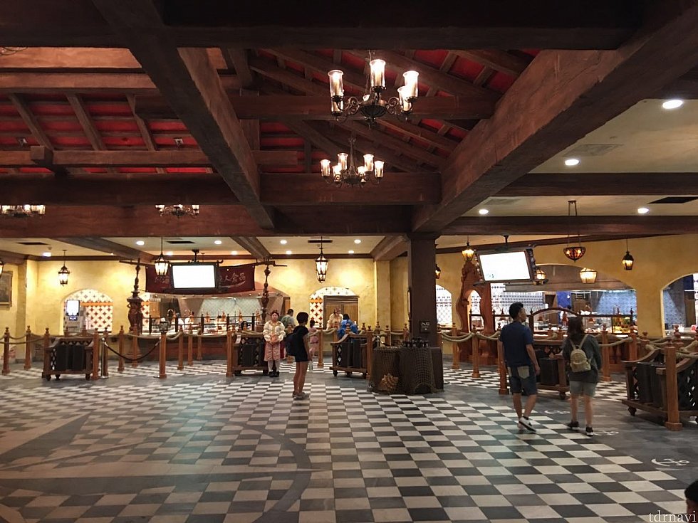 広い店内。