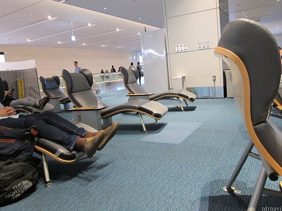 羽田空港にはこんなラウンジ椅子があったので、ここで休んでました。