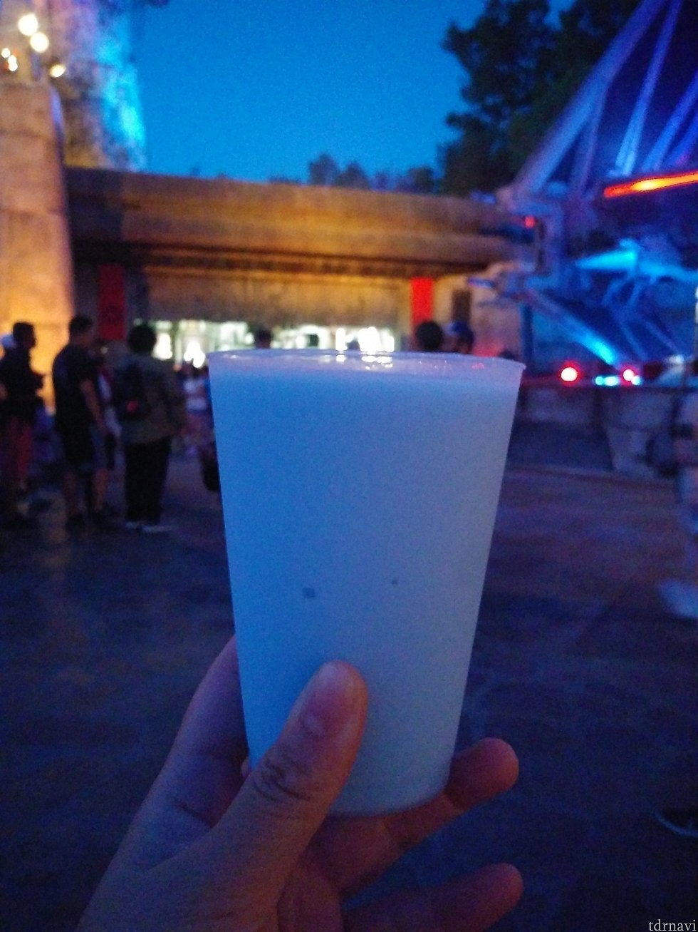夕方のスターウォーズエリア。うすぐらい感じですが、雰囲気はあります。